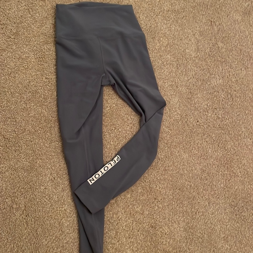 Never worn Peloton leggings